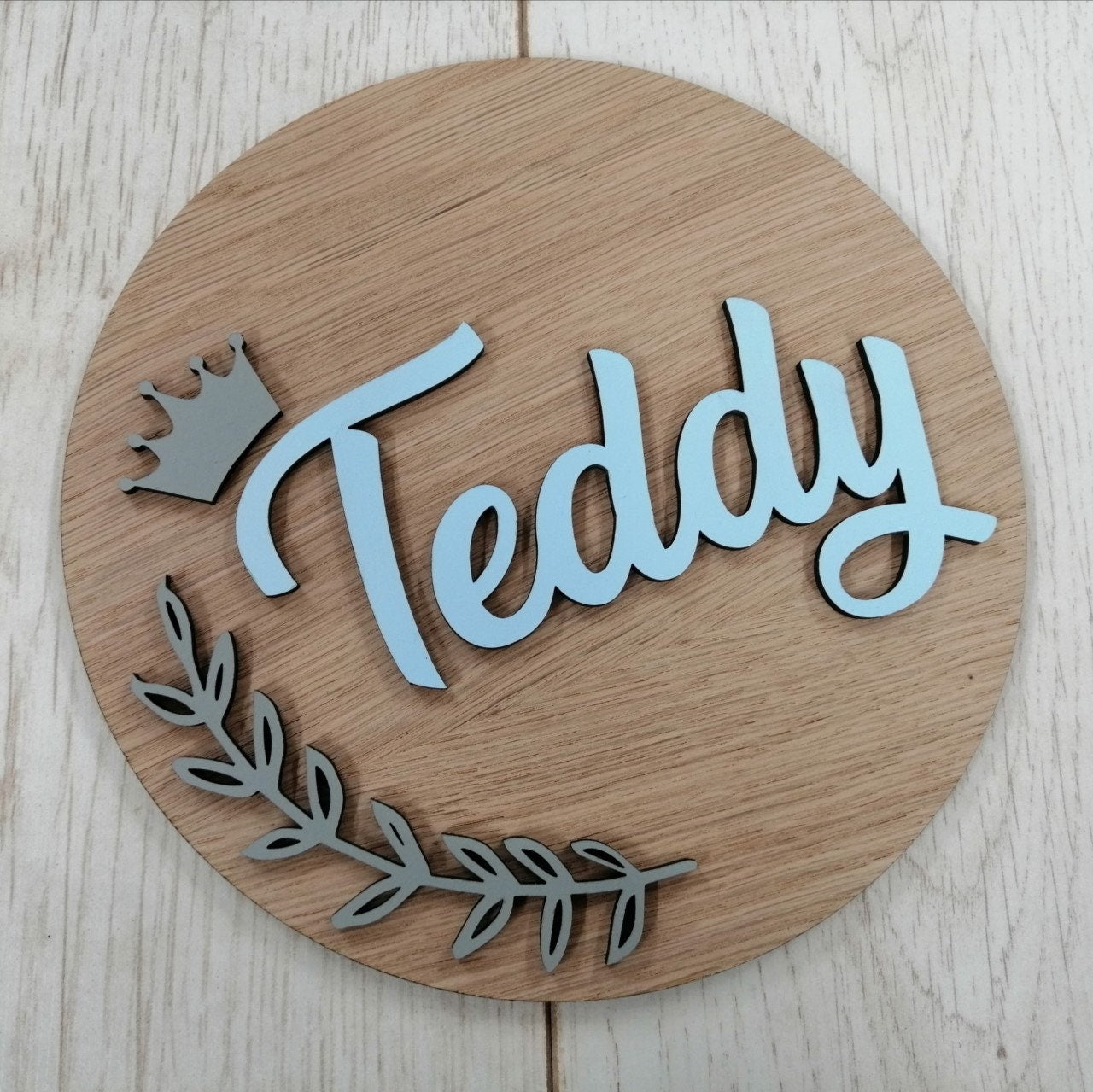 Name sign with crown