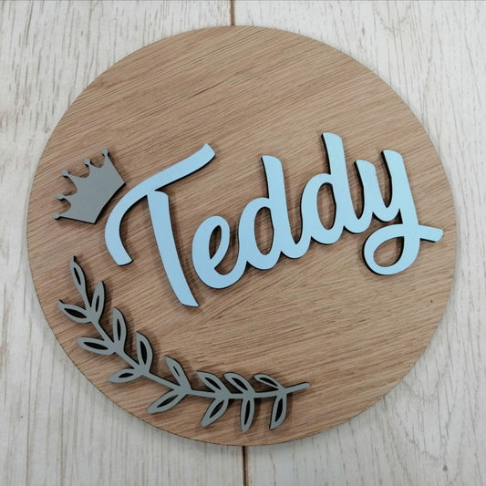 Name sign with crown